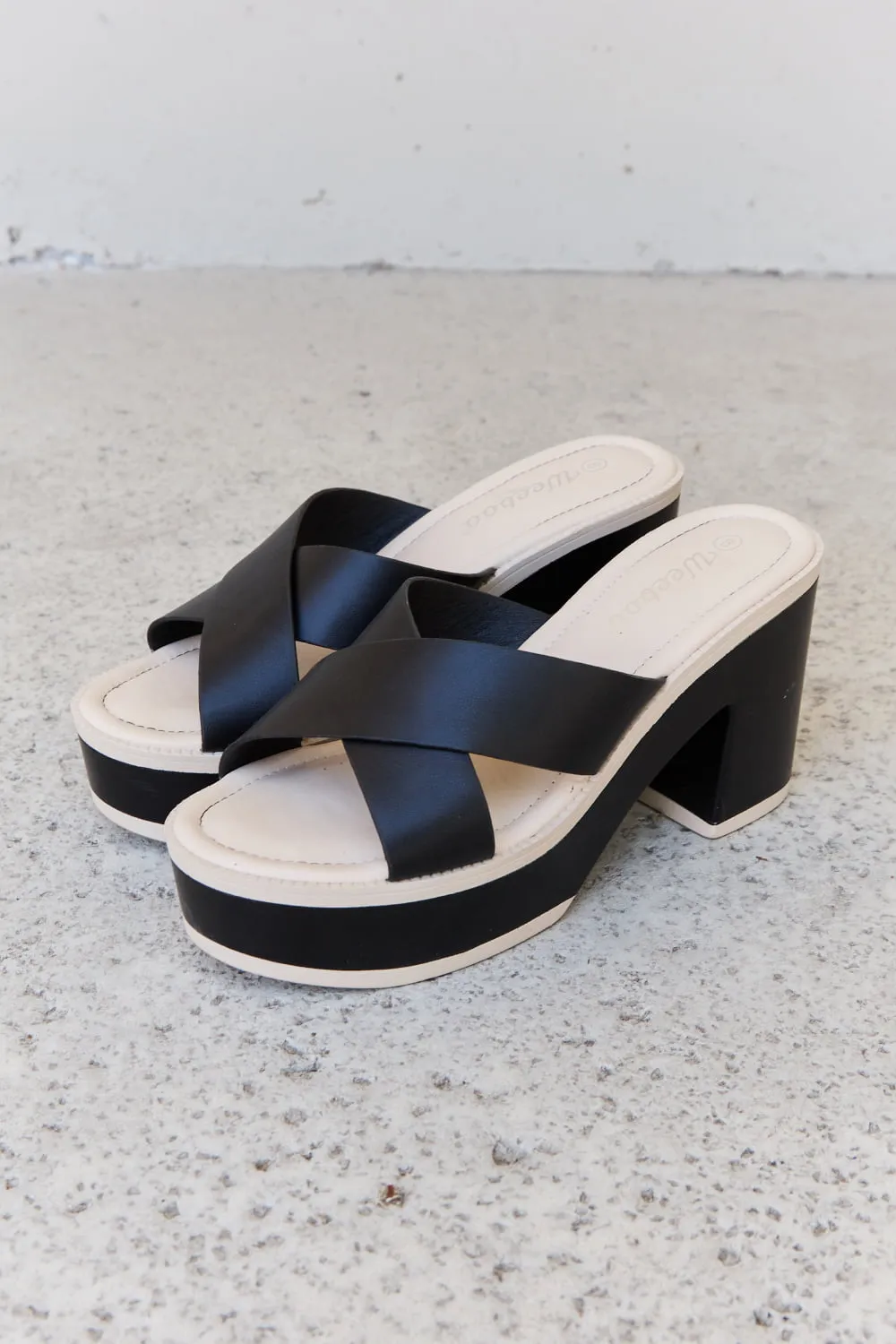 Platform Resort Sandals in Black