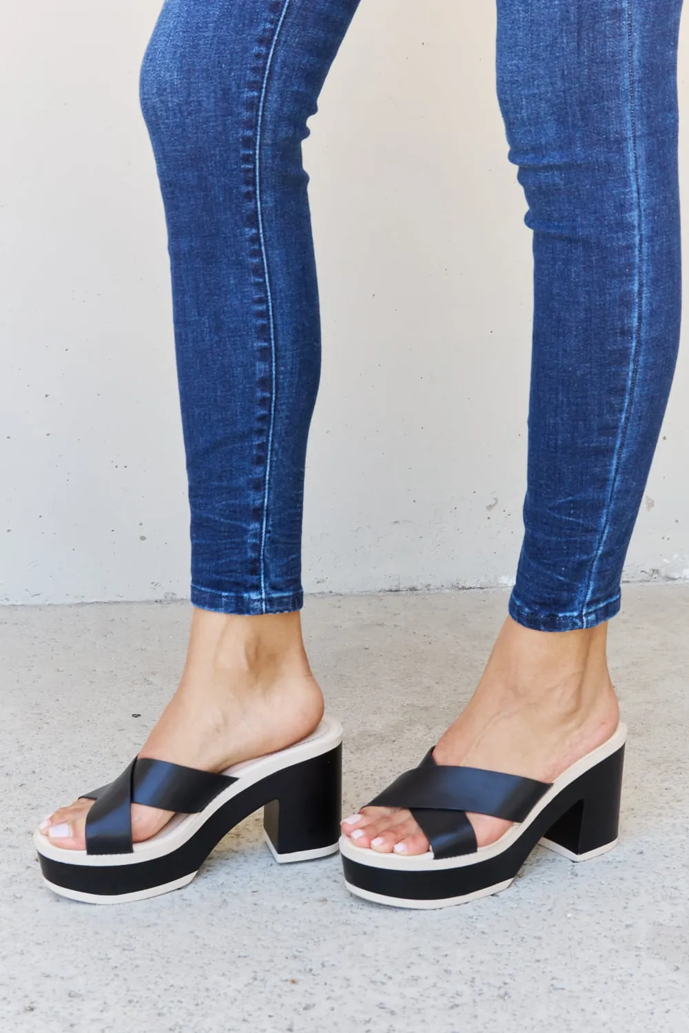 Platform Resort Sandals in Black