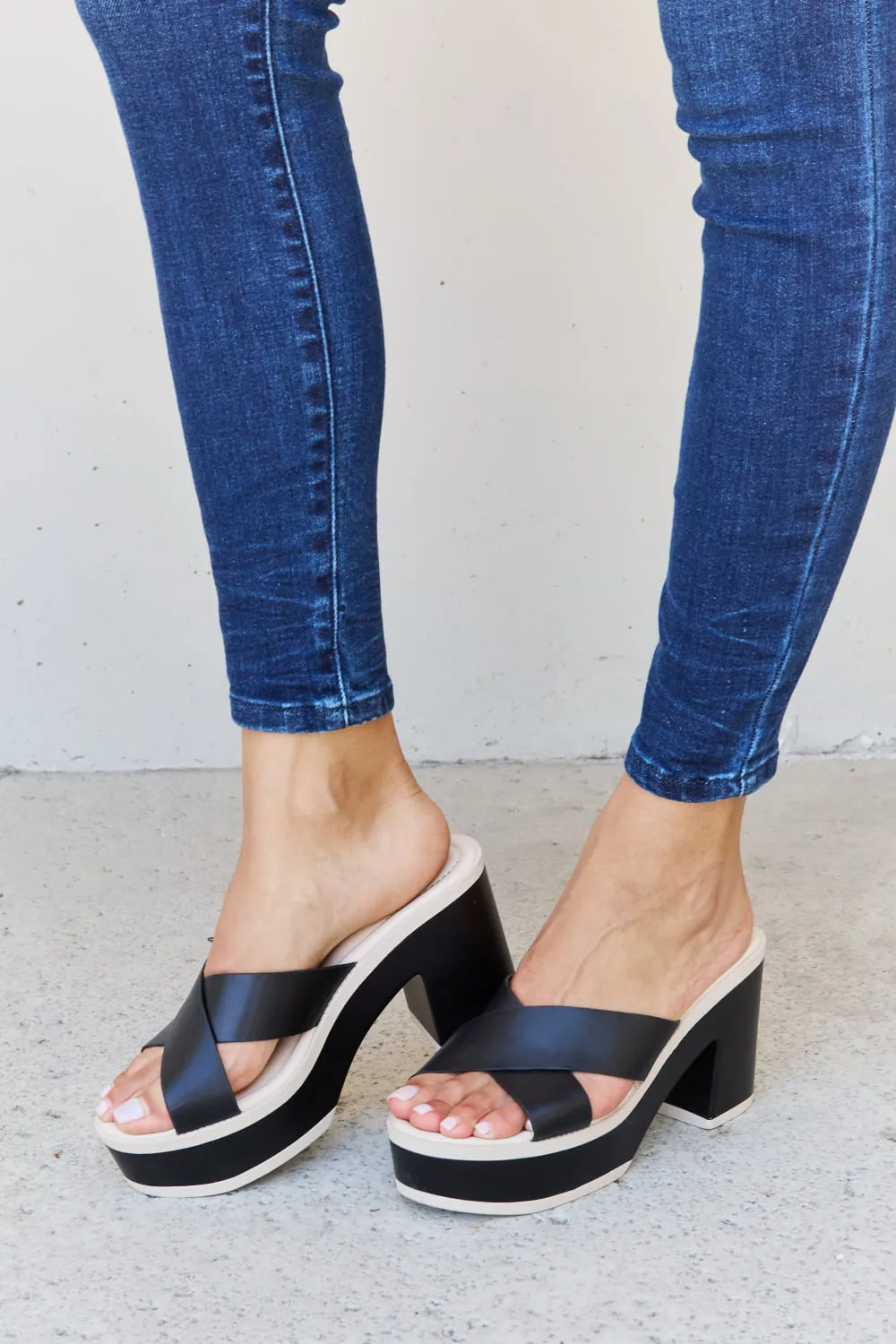 Platform Resort Sandals in Black